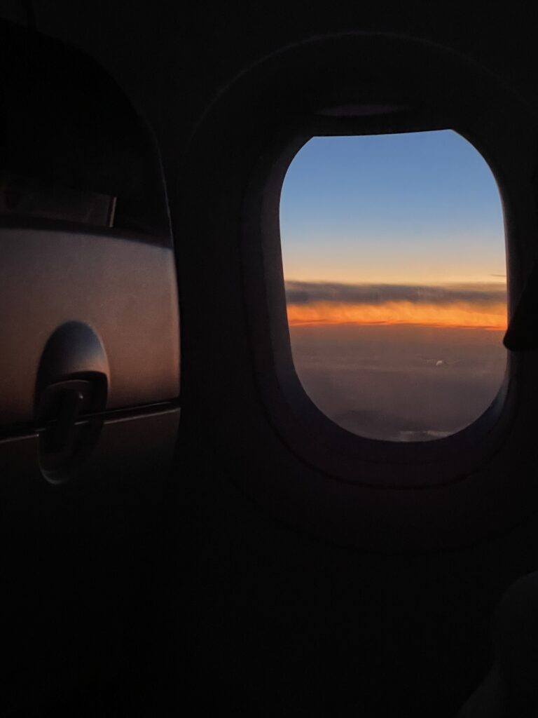 飛行機の窓から見える夕焼け