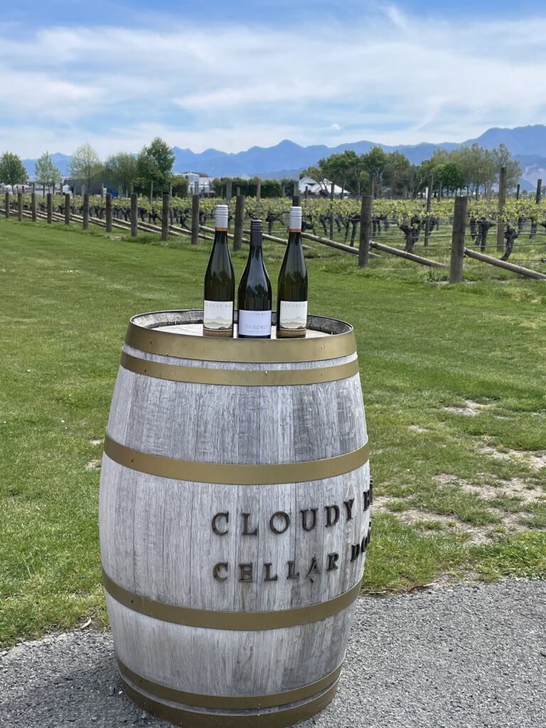 樽の上に並んだクラウディベイワイン