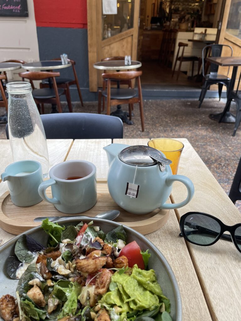 チキンサラダと紅茶