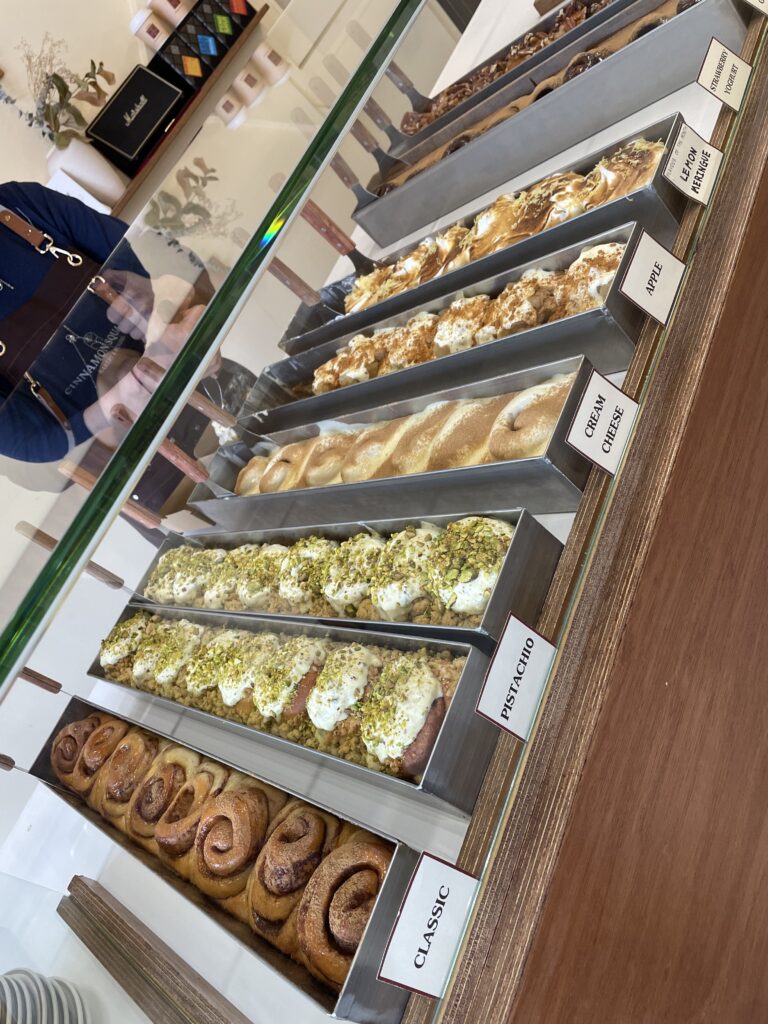 店内に並ぶシナモンロール