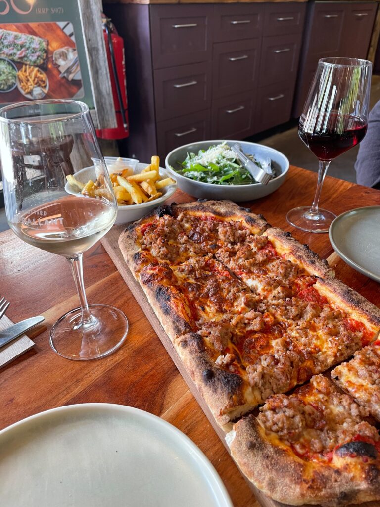 ピザとポテトとサラダとワイン