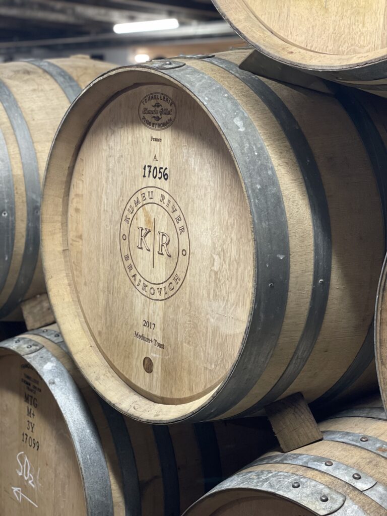 クメウのワイナリーの樽